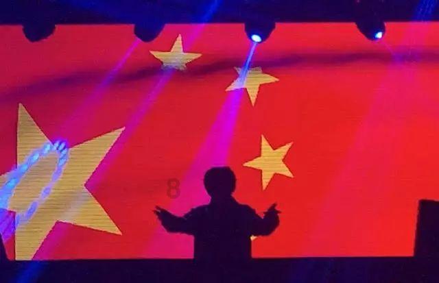 刘亦菲蝉联金莲花视后，但她的保镖却抢尽了风头。太搞笑了